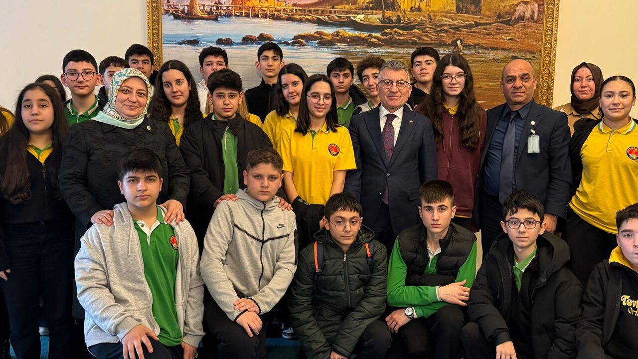 30 öğrenci Meclis’te: Salonları gezdiler, AK Partili isimlerle buluştular