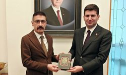 Ülkü Ocakları Başkanı MHP'de: Akın Yavuz'a hediye takdim edildi