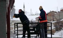 Bayburt’ta çatıdan düşen kar araçları ezdi: Bir otomobil hurdaya döndü