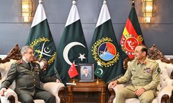 Türkiye–Pakistan hattında kritik temas: Orgeneral Bayraktaroğlu askerî törenle karşılandı