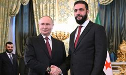 Şara ve Putin görüşecek: Rus askerlerinin Suriye'deki geleceği gündemde