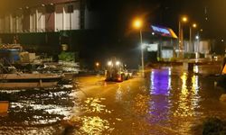Çanakkale’de yağış felakete dönüştü: Sel vurdu, tekneler parçalandı araçlar mahsur kaldı