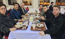 Hacettepe’de sahur buluşması: Rektör, öğrencilerle aynı sofraya oturdu