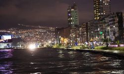 İzmir’de deniz taşkını: Lodos kıyı hattını vurdu