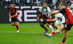 Bundesliga’da gergin anlar: Gladbach–Leverkusen maçında formalar yırtıldı