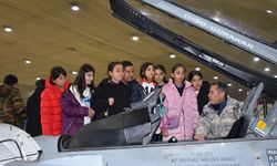 Jet sesleri sustu, çocukların heyecanı konuştu: Balıkesir’de üs kapıları açıldı