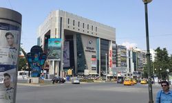 Ankara Kızılay'da yeni nesil dilencilik: Bayrak uzatıp bağış istiyorlar