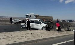 Ankara Sincan’da feci kaza: Kontrolden çıkan araç bariyerlere saplandı