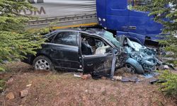 Eskişehir’de feci kaza: Tır otomobili altına aldı, 1 ölü 2 yaralı