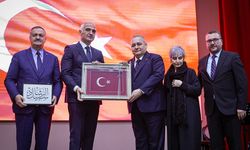 105 yıl sonra anlamlı an: İstiklal Marşı’nın ilk yazılı hali hediye edildi