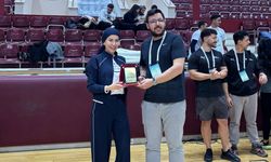 Ankara'da dev sempozyum: Önal Akademi ve Türk Havadis'e plaket takdim edildi