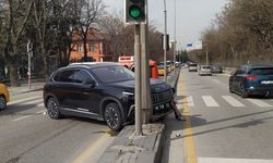 Ankara Talatpaşa Bulvarı'nda kaza: Resmi plakalı TOGG direğe çarparak durabildi