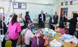 Erdal Beşikcioğlu, Etimesgut Halk Eğitim Merkezi’nde kursiyerlerle buluştu