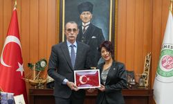 Ankara’da dikkat çeken hediye: İpekten yapılan Türk bayrağı teslim alındı