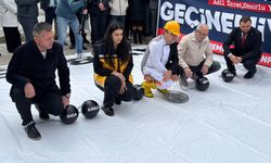 Memurlardan Bakanlık önünde prangalı protesto: Adım atamaz hale geldiler