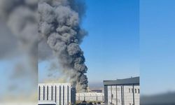 Sincan’da korkutan yangın: Boya fabrikasından siyah dumanlar yükseliyor