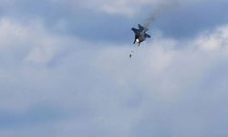 ABD'de mucize kurtuluş: Hava gösterisinde iki savaş uçağı çarpıştı!
