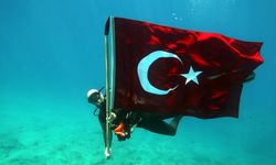 Ay-yıldızlı bayrak Mavi Vatan'ın kalbinde: Fethiye'de hafızalardan silinmeyecek 19 Mayıs dalışı
