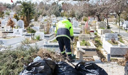 Erdal Beşikçioğlu alkış topladı: Etimesgut’ta mezarlıklar bayrama hazır