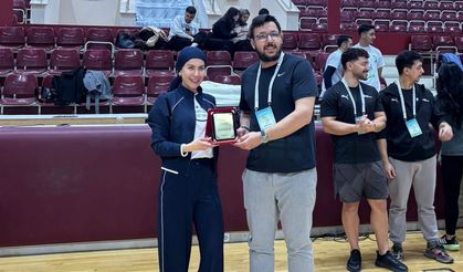 Ankara'da dev sempozyum: Önal Akademi ve Türk Havadis'e plaket takdim edildi