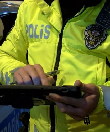 Direksiyonda telefon kullananlar dikkat! Cezalar katlandı, ehliyete el konulacak