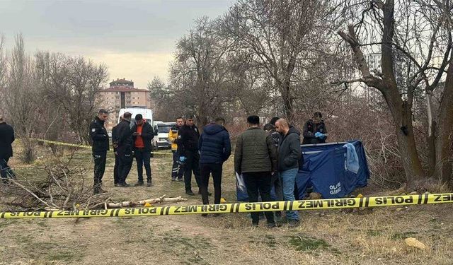 Niğde’de boş arazide yanmış erkek cesedi bulundu