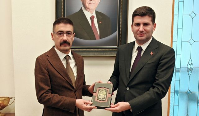 Ülkü Ocakları Başkanı MHP'de: Akın Yavuz'a hediye takdim edildi