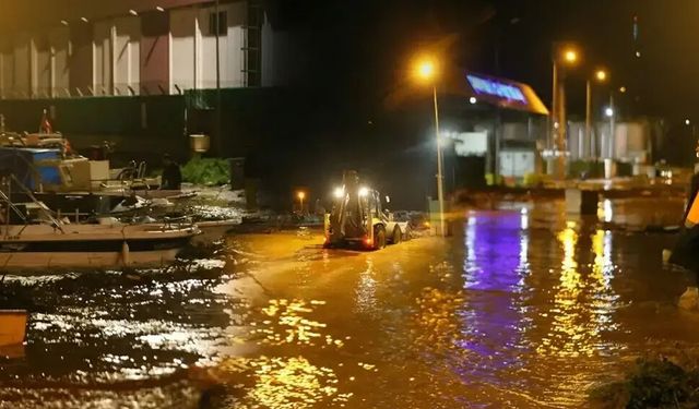 Çanakkale’de yağış felakete dönüştü: Sel vurdu, tekneler parçalandı araçlar mahsur kaldı