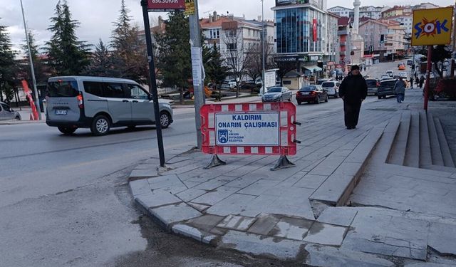 Keçiören’de şikayet sonuç verdi: Osmangazi Caddesi’ndeki kaldırım onarıldı