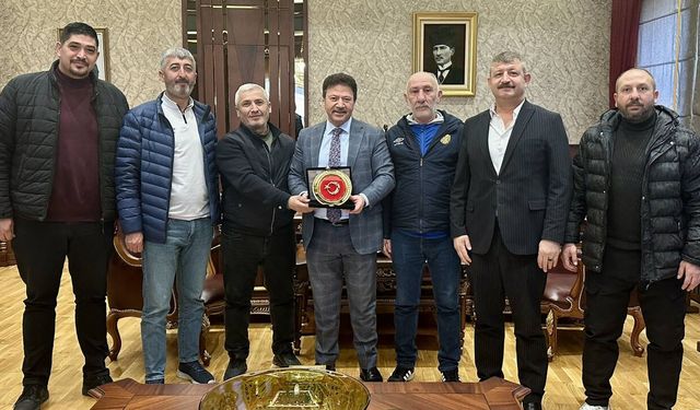 Ankaragücü tribün liderleri efsane başkanı makamda ziyaret etti