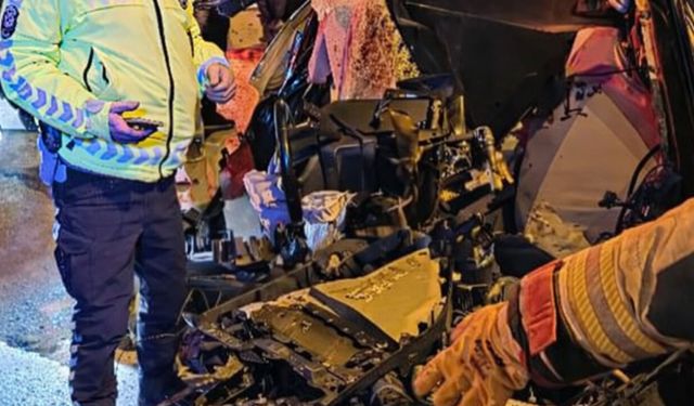 Ankara Ayaş yolunda yaralanmalı kaza : Araç hurdaya döndü