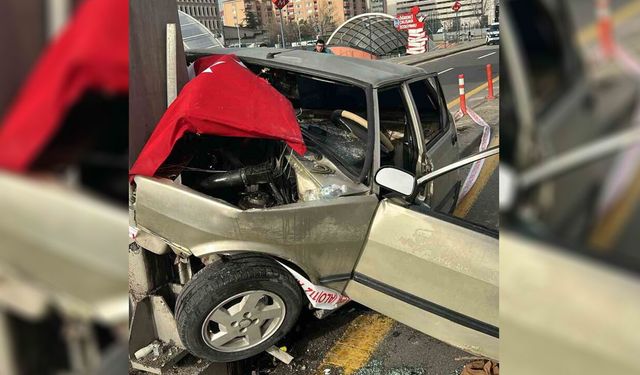 Ankara’da bariyere çarpan otomobilde sürücü sıkıştı, hastaneye kaldırıldı