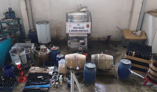 Bursa’da evden çıkanlar şok etti: 800 litre kaçak şarap, makine ve kazanlar