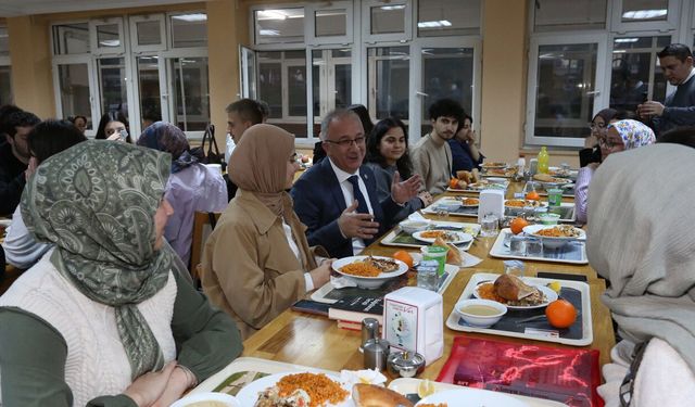 Gazi Üniversitesi'nde öğrencilere iftar sürprizi: Rektör yemek servis etti
