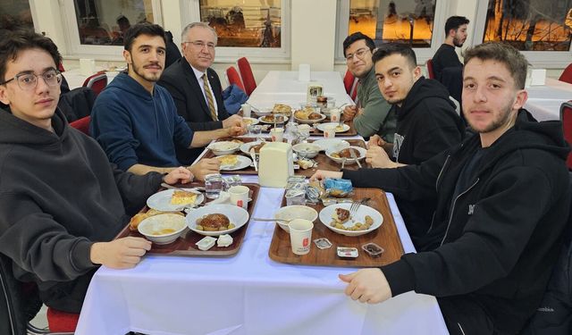 Hacettepe’de sahur buluşması: Rektör, öğrencilerle aynı sofraya oturdu