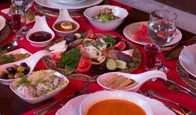 Sağlık Bakanlığı uyardı: İftarda hızlı yemek sindirimi bozuyor!