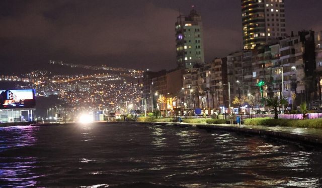 İzmir’de deniz taşkını: Lodos kıyı hattını vurdu