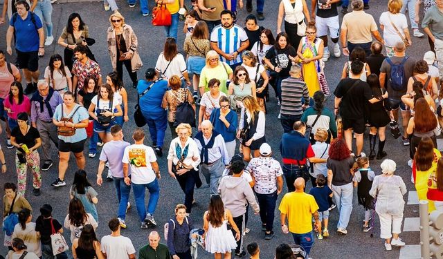 Genç nüfus geriliyor, Türkiye yaşlanma sürecine giriyor: Demografide kritik eşik