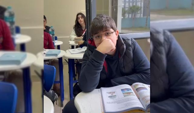 Okula geç kaldı, İstiklal Marşı başlayınca saygı duruşuna geçti