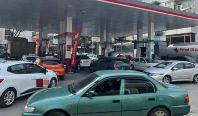 Motorin zammı son anda iptal edildi: İstasyon kuyrukları boşa çıktı