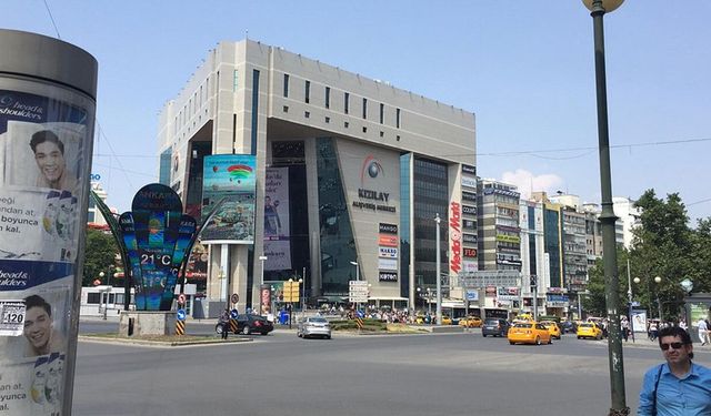 Ankara Kızılay'da yeni nesil dilencilik: Bayrak uzatıp bağış istiyorlar