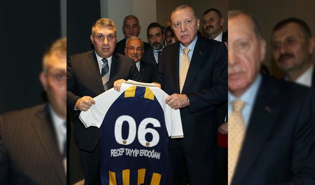 Cumhurbaşkanı Erdoğan Ankaragücü formasıyla: Başkan hediye etti