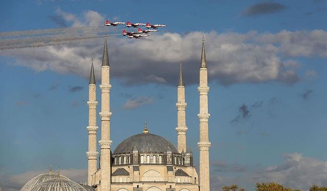 Edirne semalarında tarihi anlar: AKINCI ve TB3 şehitler için havalandı