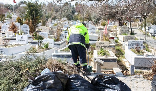 Erdal Beşikçioğlu alkış topladı: Etimesgut’ta mezarlıklar bayrama hazır