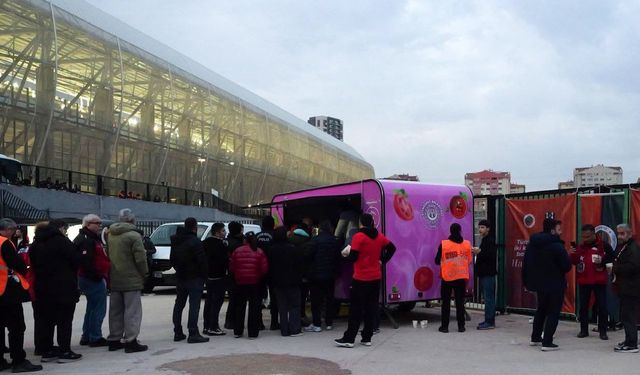Maç öncesi Eryaman Stadı’nda dikkat çeken görüntü: Taraftarlar sıraya girdi