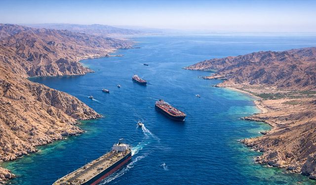 Hürmüz Boğazı’nda tanker geçişleri düştü: Küresel petrol sevkiyatı riskte