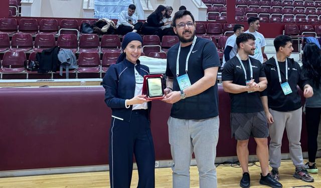 Ankara'da dev sempozyum: Önal Akademi ve Türk Havadis'e plaket takdim edildi