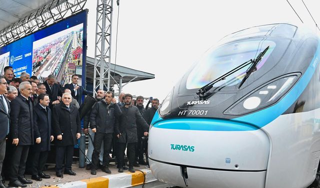 Türkiye'nin ilk milli hızlı treni 240 kilometre hıza ulaştı
