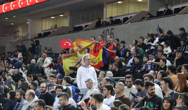 Türkiye-İspanya dostluğu parkeye taştı: Ankara'da İspanya bayrağı açıldı