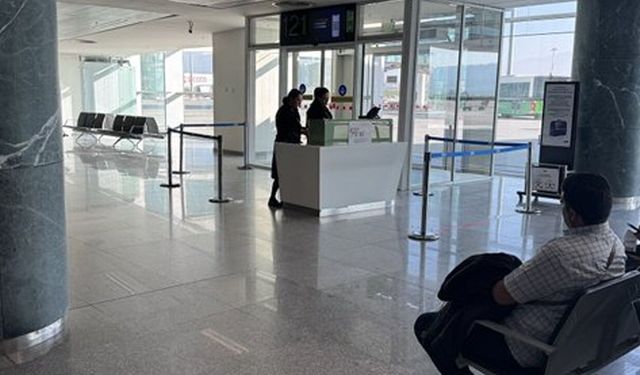 Van’da havalimanı krizi: Yaşlı kadın gözyaşlarıyla uçağa bindi